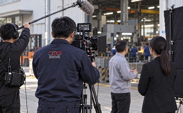 高噪声车间里的企业宣传片采访怎样保证声音清楚